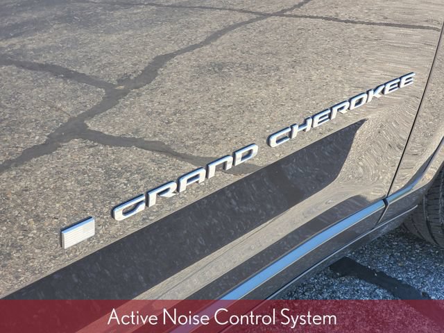 Used 2024 Jeep Grand Cherokee Overland w/ Luxury Tech Group IV AWD/4WD image 7
