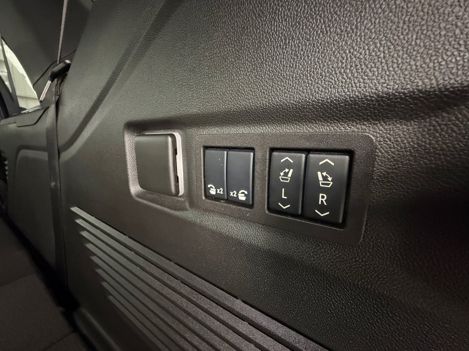 Used 2024 Chevrolet Tahoe RST w/ Sport Performance Package AWD/4WD image 33