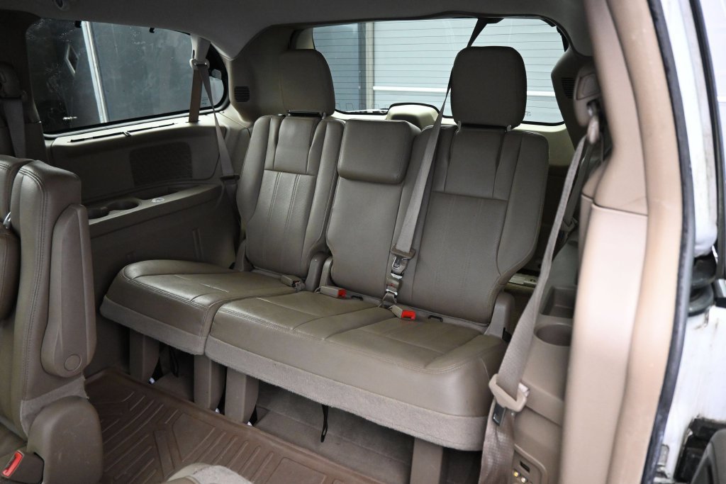 Used 2016 Chrysler Town & Country Touring-L FWD image 27