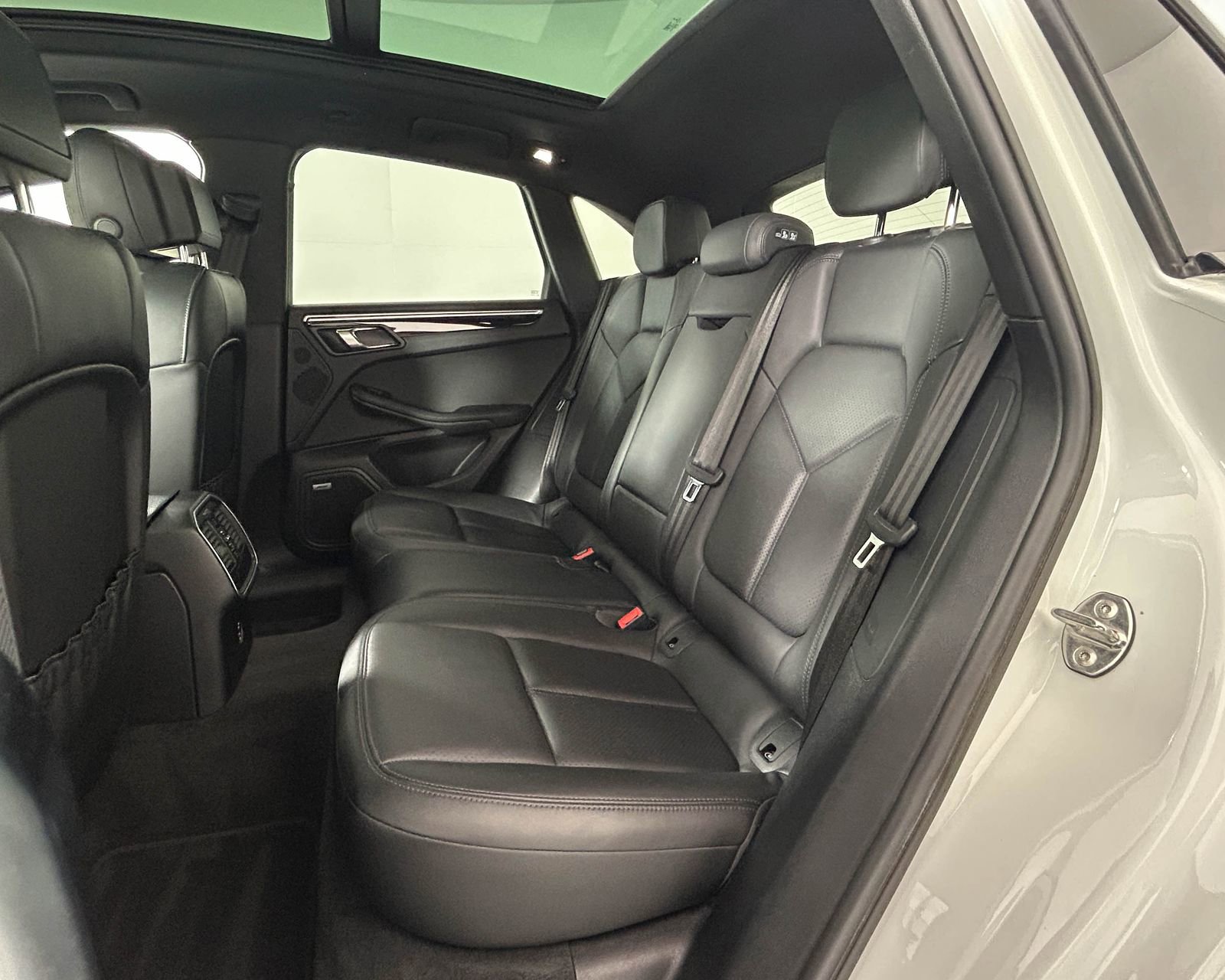 Used 2021 Porsche Macan image 27