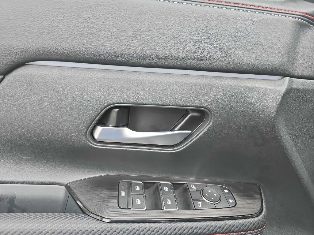 Used 2025 Nissan Kicks SR AWD/4WD image 18