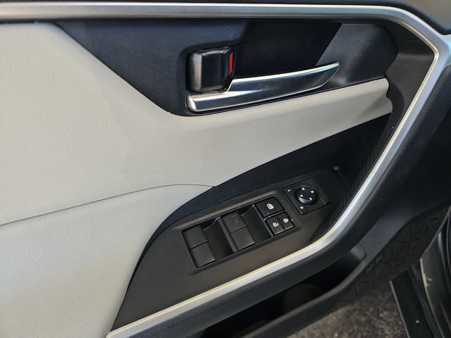 Used 2021 Toyota RAV4 XLE w/ Convenience Package FWD image 22