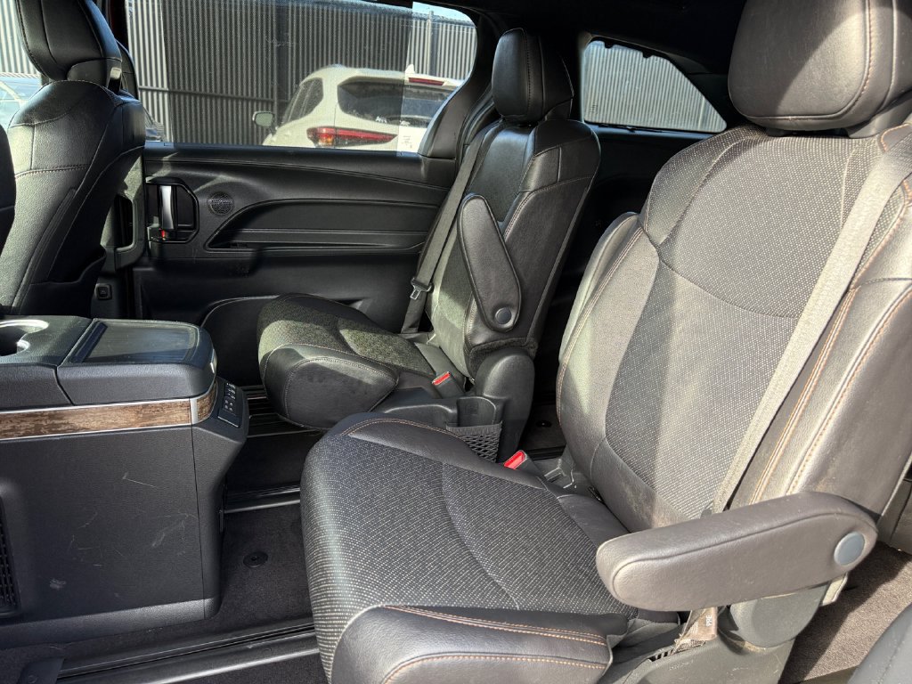 Used 2025 Toyota Sienna Platinum AWD/4WD image 28
