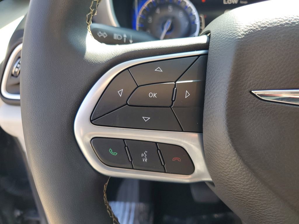 Used 2022 Chrysler Pacifica Touring-L image 11