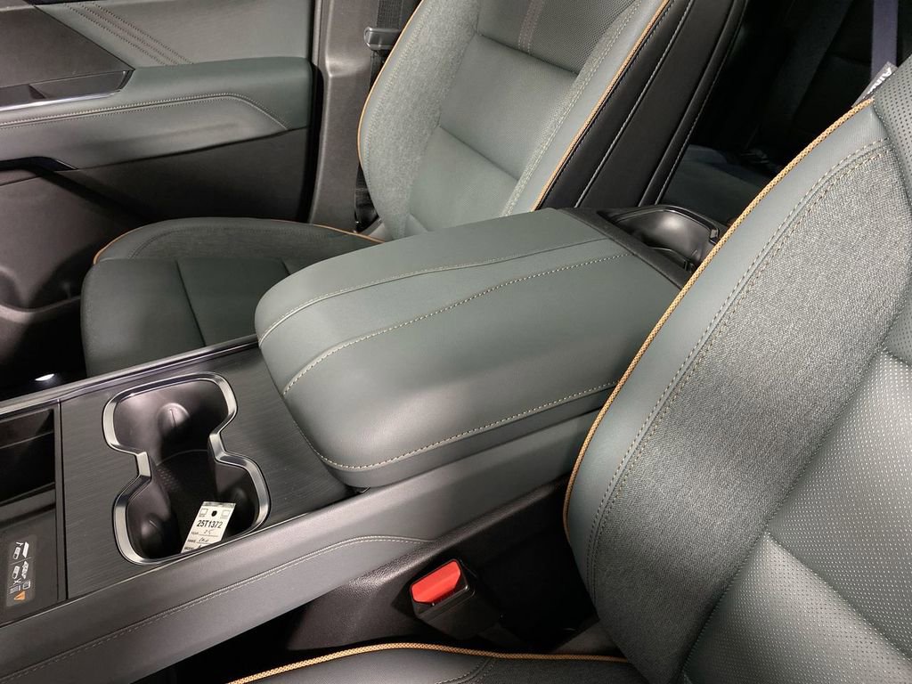 Used 2025 GMC Acadia AT4 w/ Luxury Package image 21