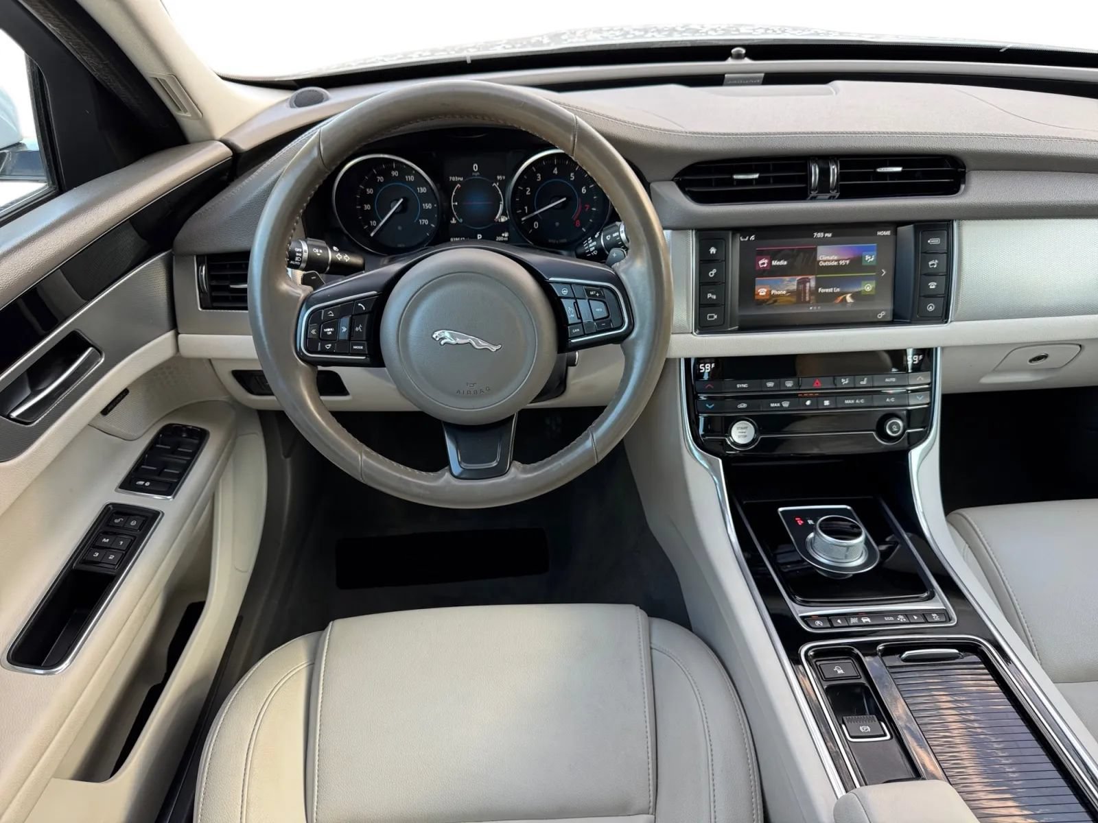 Used 2016 Jaguar XF Premium AWD/4WD image 26