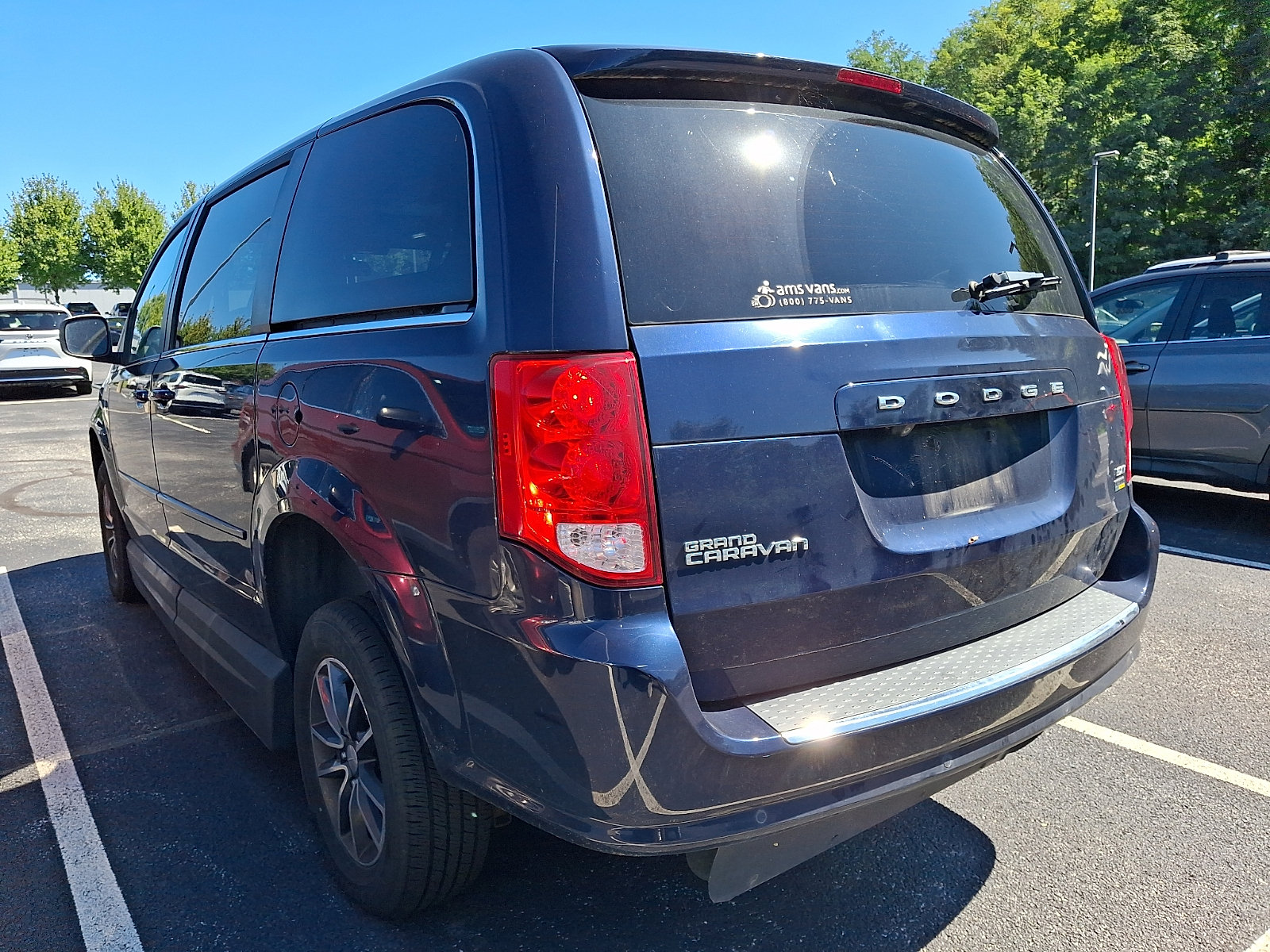 Used 2017 Dodge Grand Caravan SXT w/ Driver Convenience Group FWD image 3