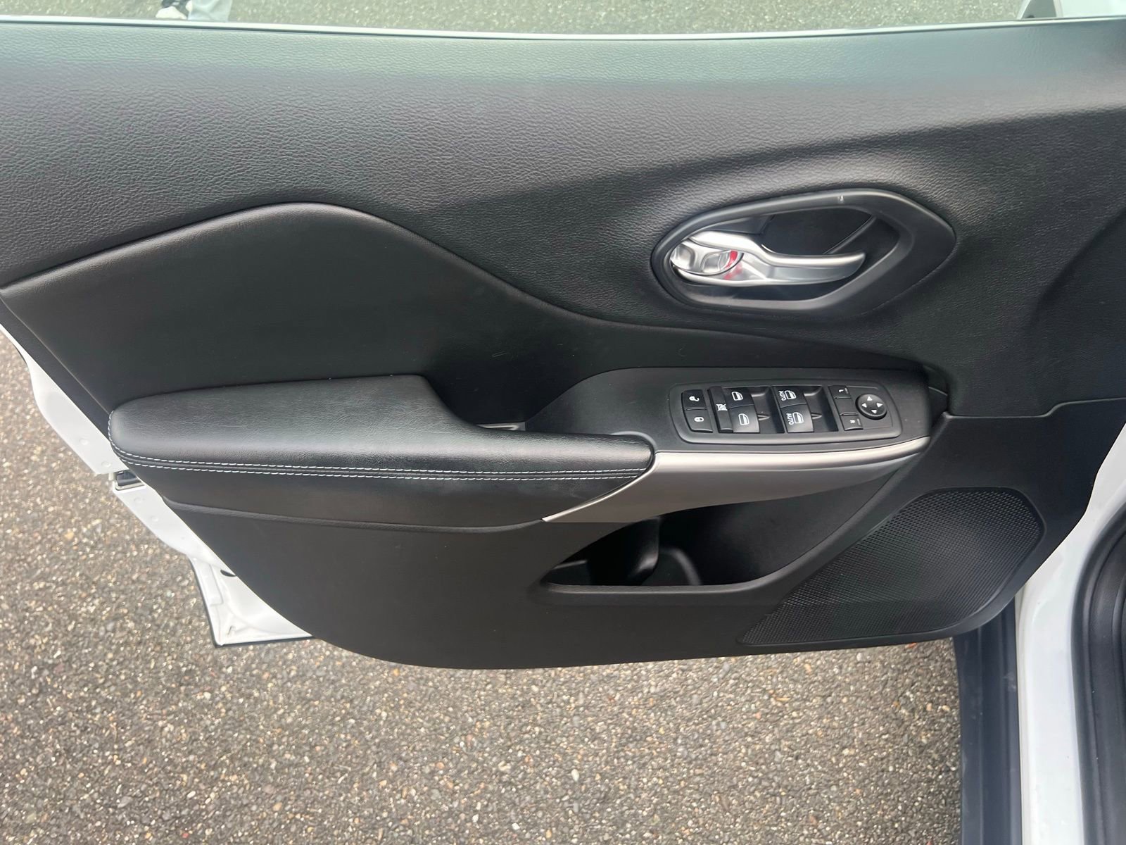 Used 2019 Jeep Cherokee Latitude Plus image 19