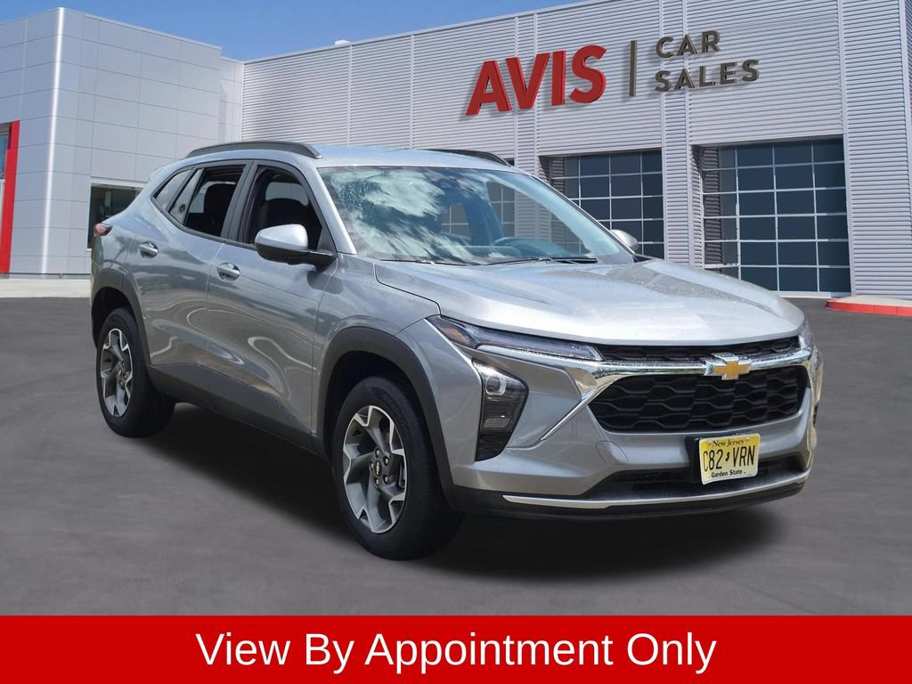 Used 2025 Chevrolet Trax LT w/ LT Convenience Package FWD image 3