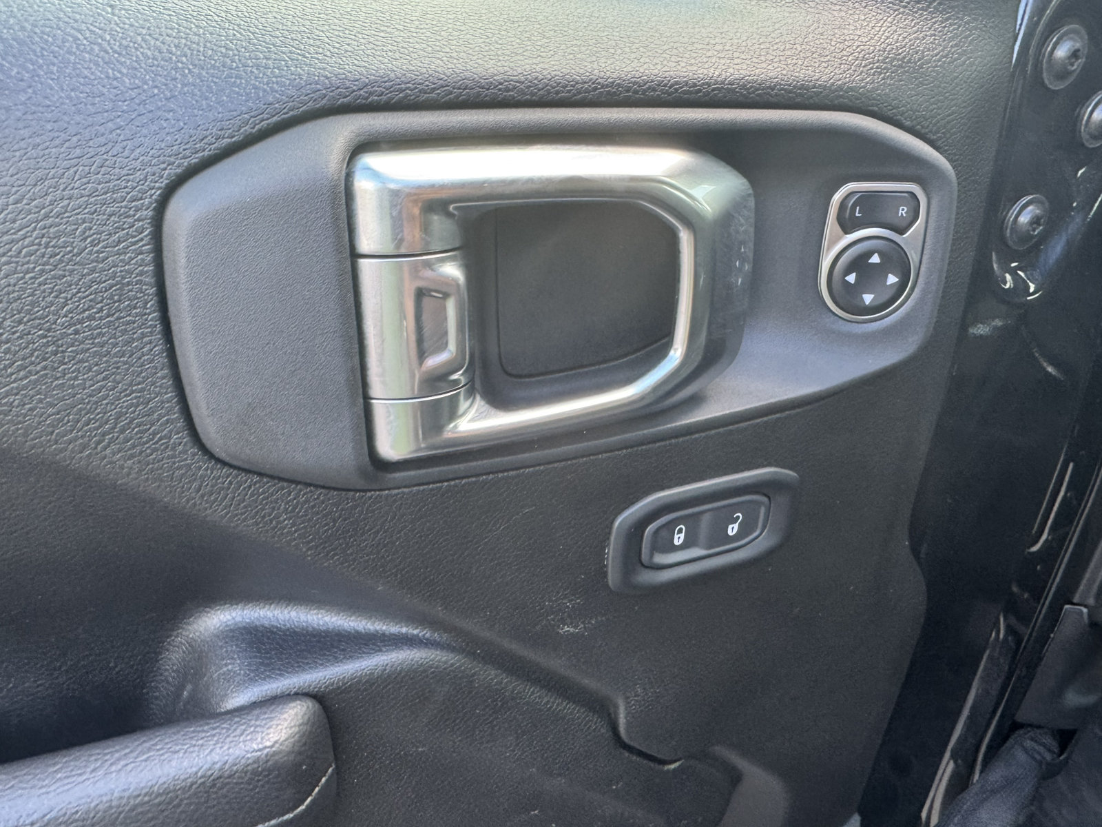 Used 2025 Jeep Wrangler Willys AWD/4WD image 11