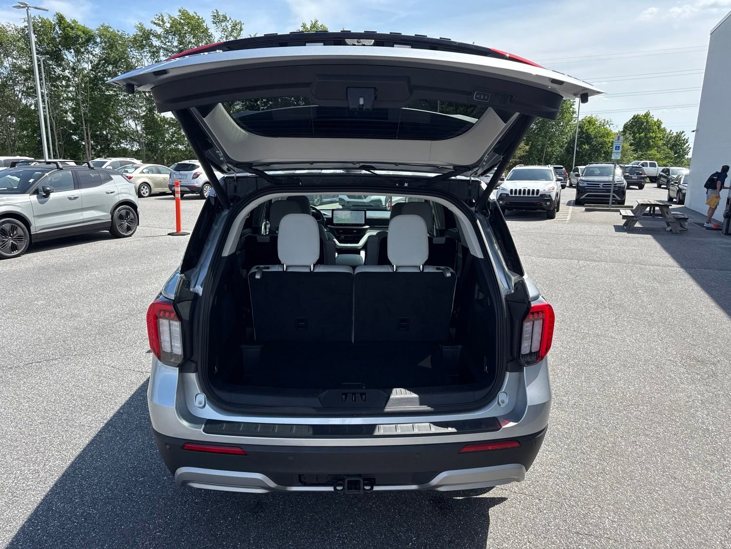 Used 2025 Ford Explorer Platinum w/ LUX Leather Package AWD/4WD image 10