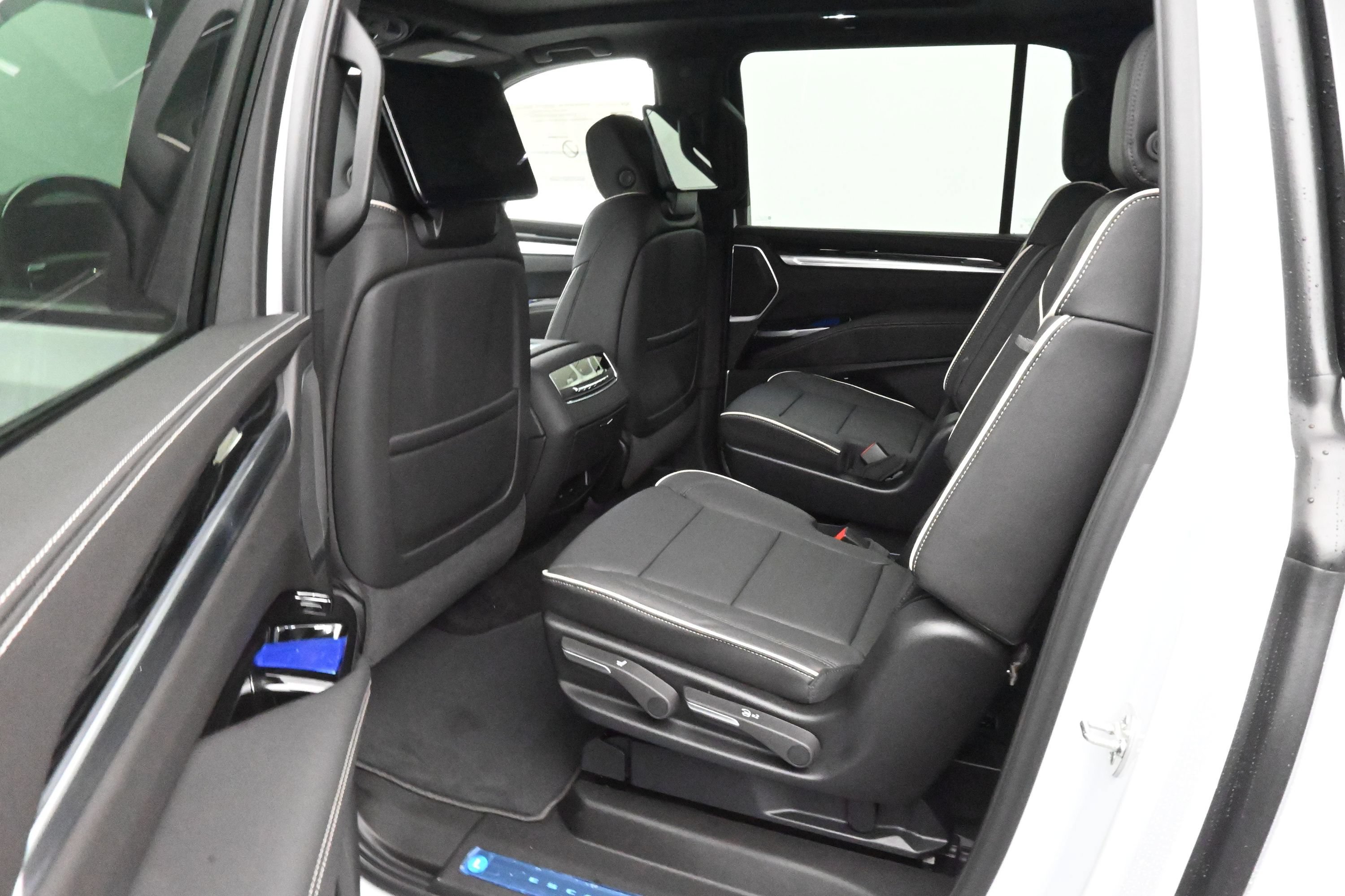 New 2026 Cadillac Escalade ESV Sport w/ Touring Package AWD/4WD image 10