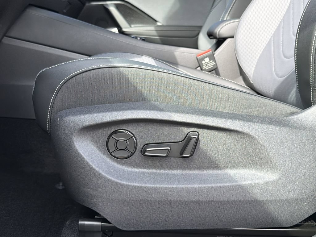 New 2026 Volkswagen Tiguan SE R-Line FWD image 24