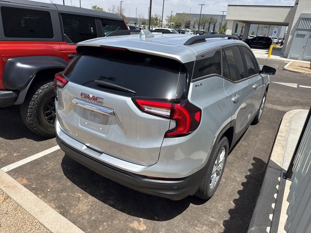 Used 2022 GMC Terrain SLE w/ Driver Convenience Package FWD image 4