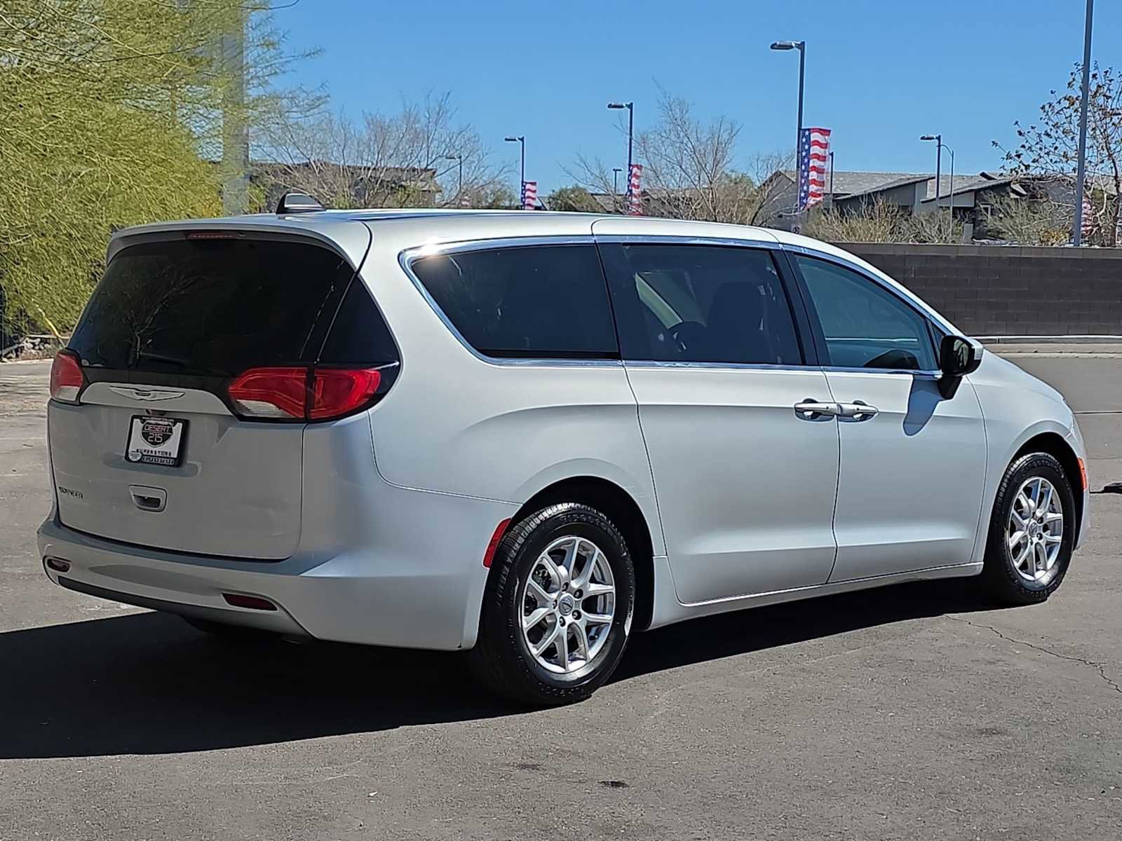 Used 2022 Chrysler Voyager LX image 9