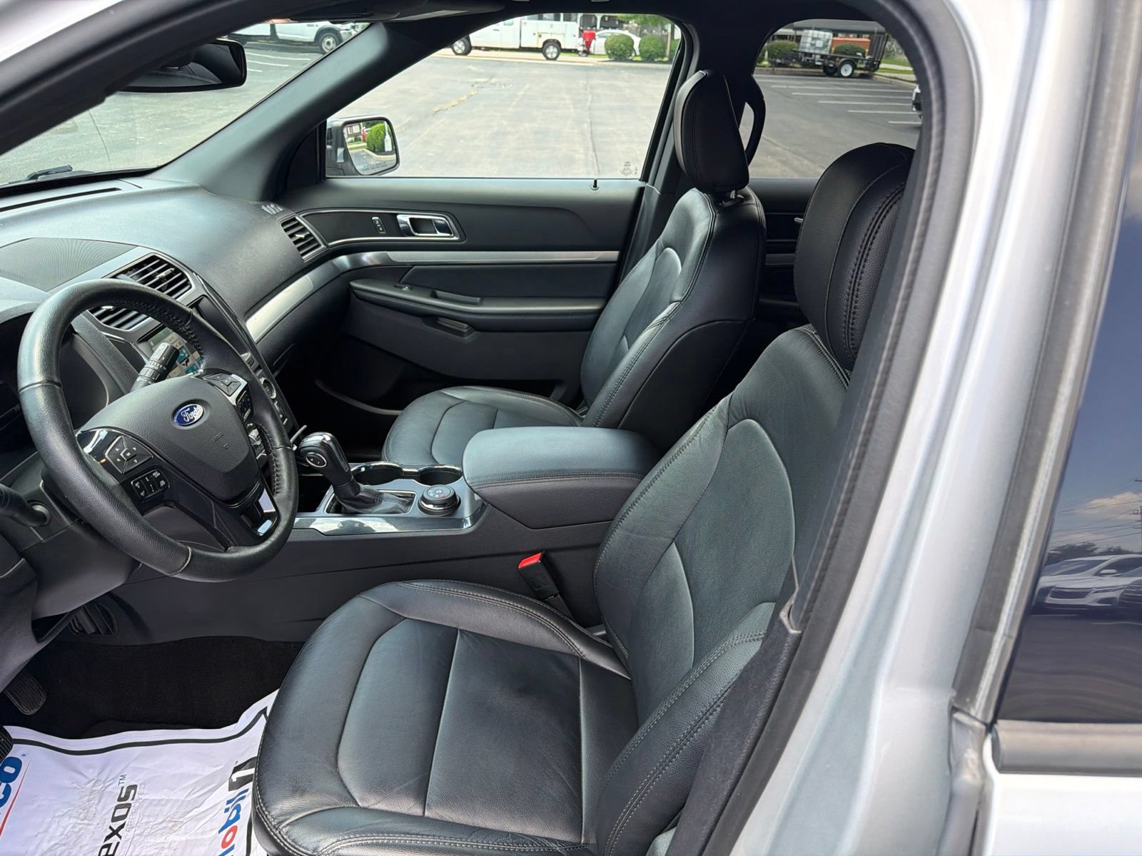 Used 2018 Ford Explorer XLT w/ Equipment Group 202A AWD/4WD image 28