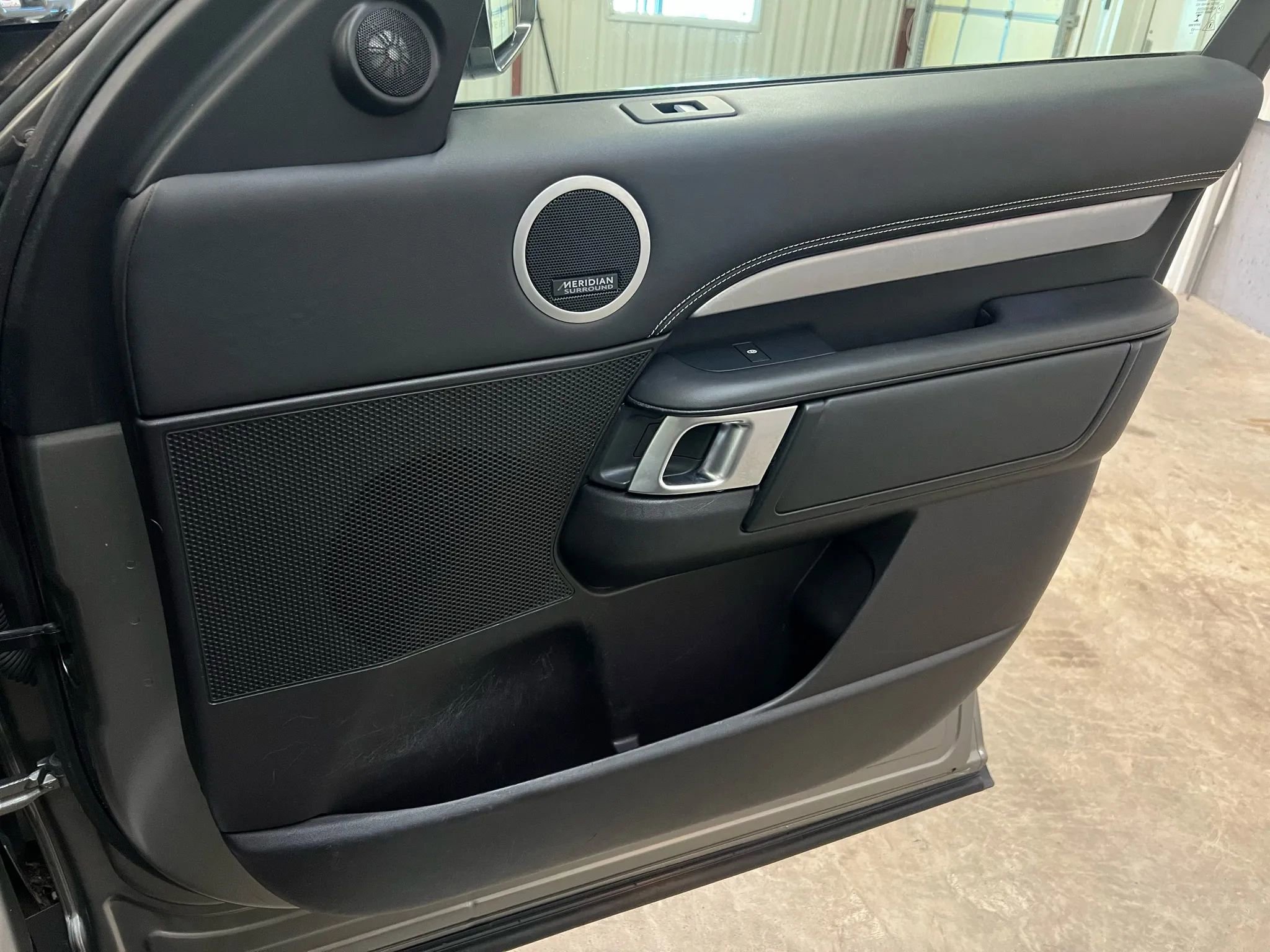 Used 2017 Land Rover Discovery First Edition image 28