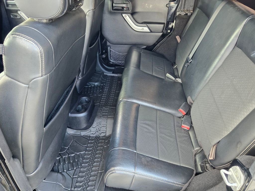 Used 2012 Jeep Wrangler Unlimited Rubicon image 14