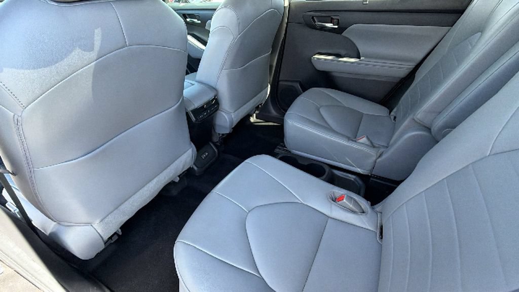 Used 2022 Toyota Highlander XLE AWD/4WD image 24