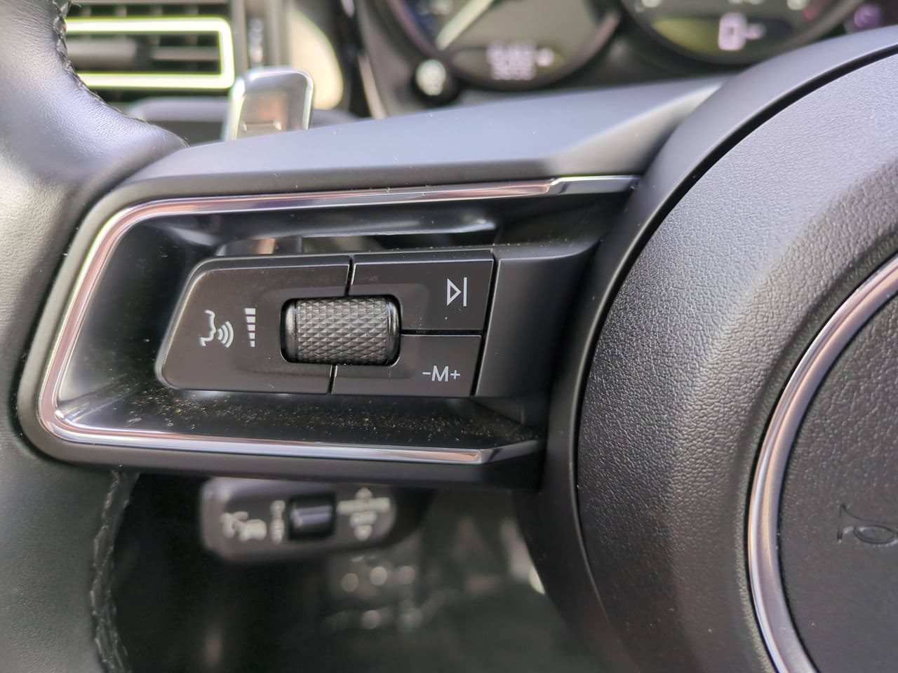 Used 2025 Porsche Macan AWD/4WD image 25