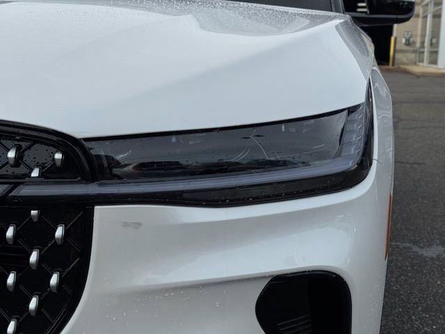 Used 2025 Lincoln Nautilus Premier image 2