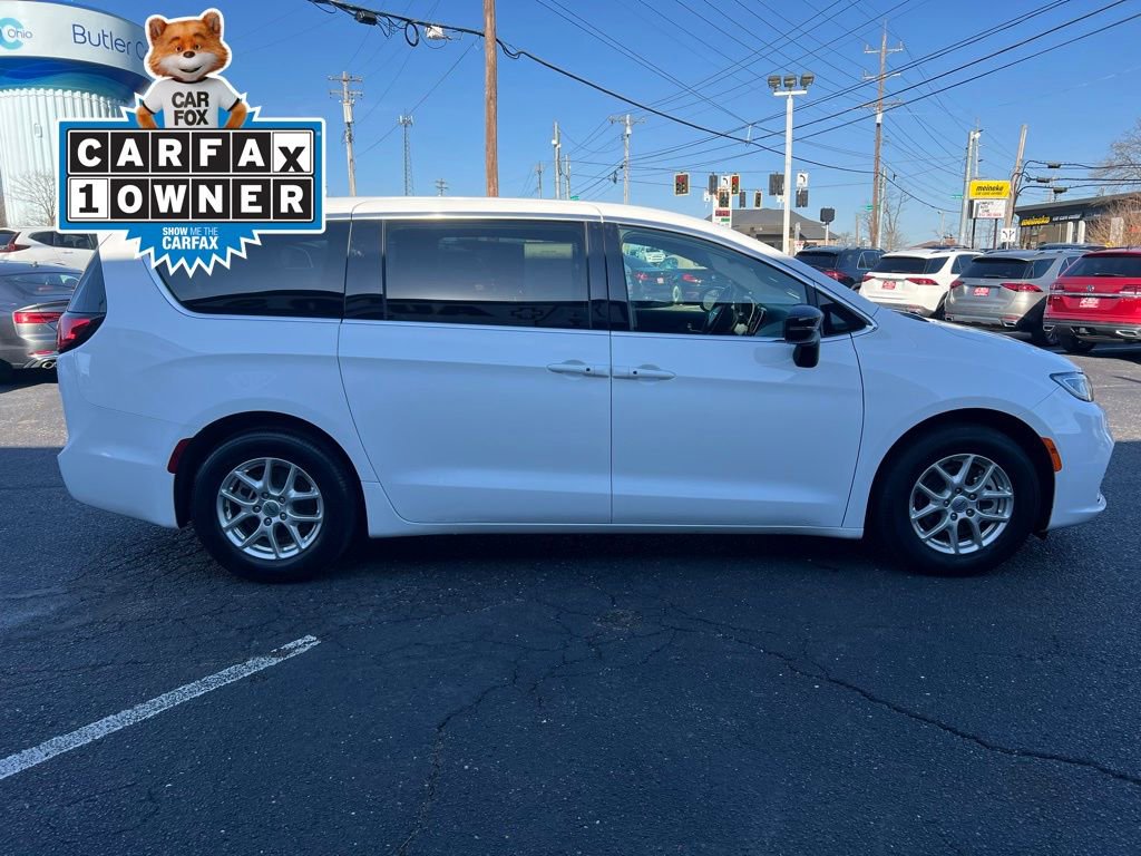 Used 2025 Chrysler Pacifica Select FWD image 4
