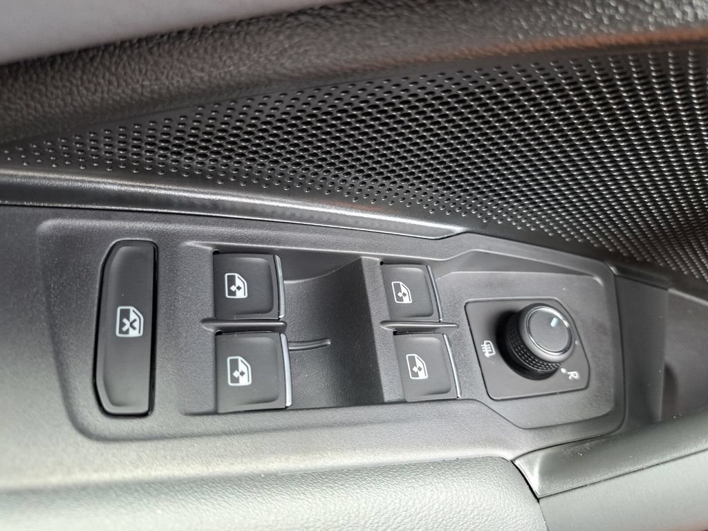 New 2026 Volkswagen Tiguan SE R-Line FWD image 17