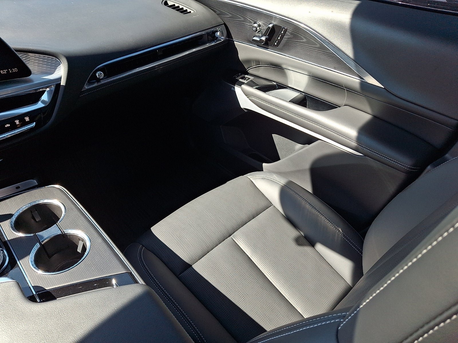 Certified 2024 Cadillac Lyriq Luxury AWD/4WD image 20