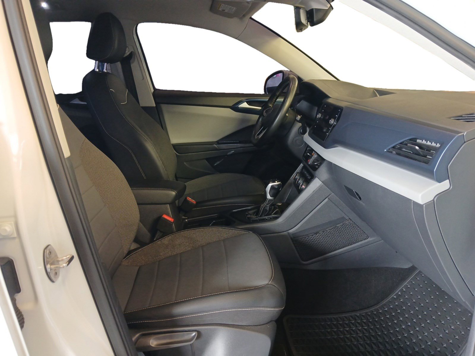 Used 2023 Volkswagen Taos SE w/ Panoramic Sunroof Package image 15