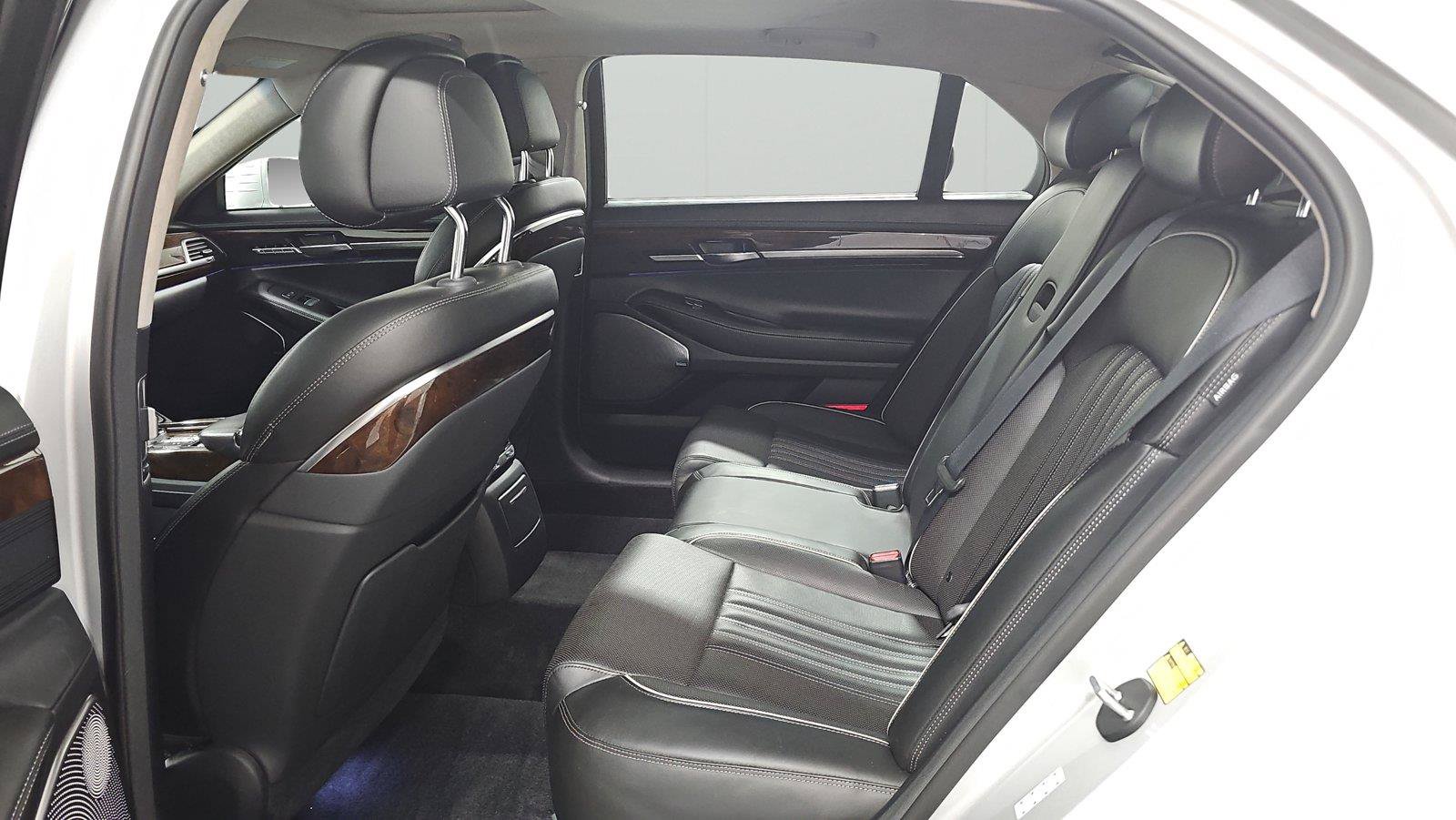 Used 2019 Genesis G90 3.3T Premium RWD image 11