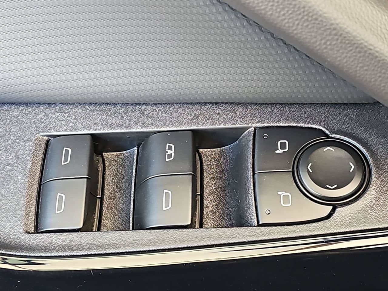 Used 2025 Chevrolet Equinox LT FWD image 32