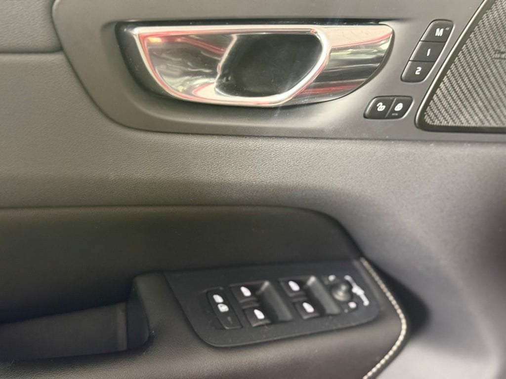Used 2019 Volvo XC60 T5 R-Design AWD/4WD image 22