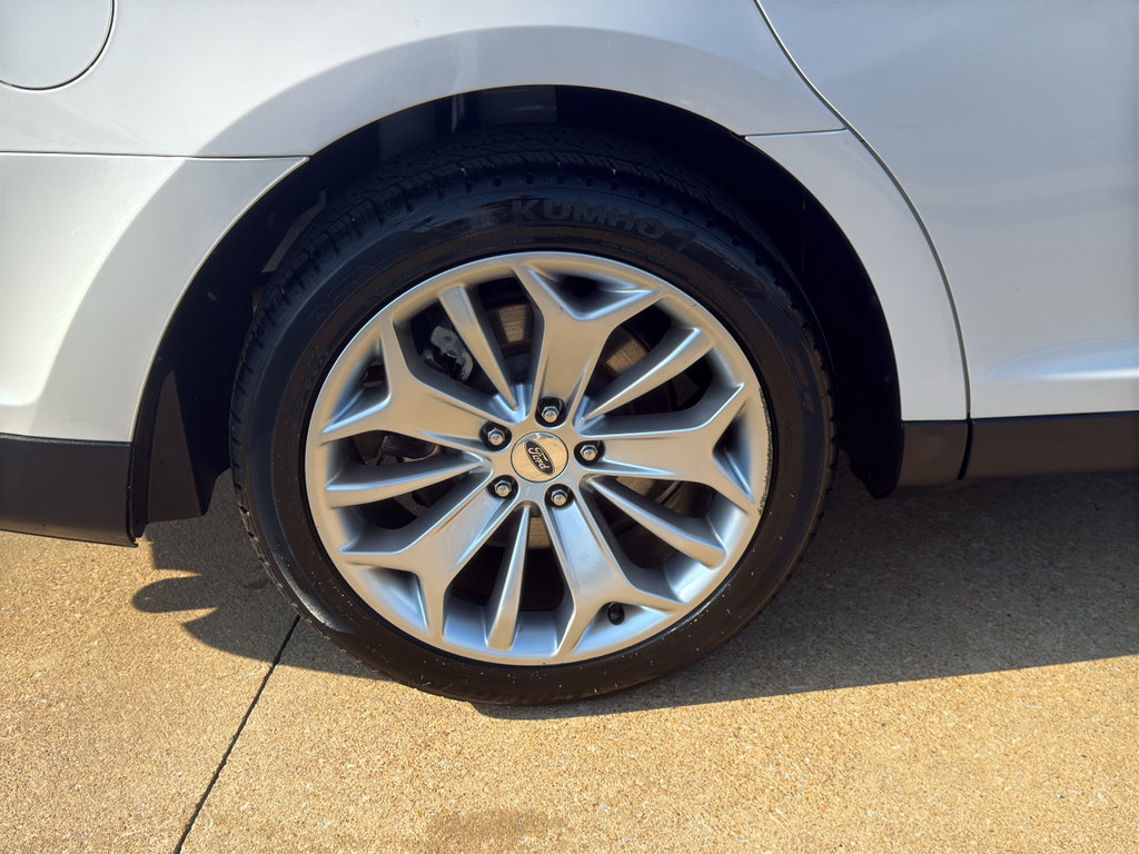 Used 2018 Ford Taurus Limited image 6