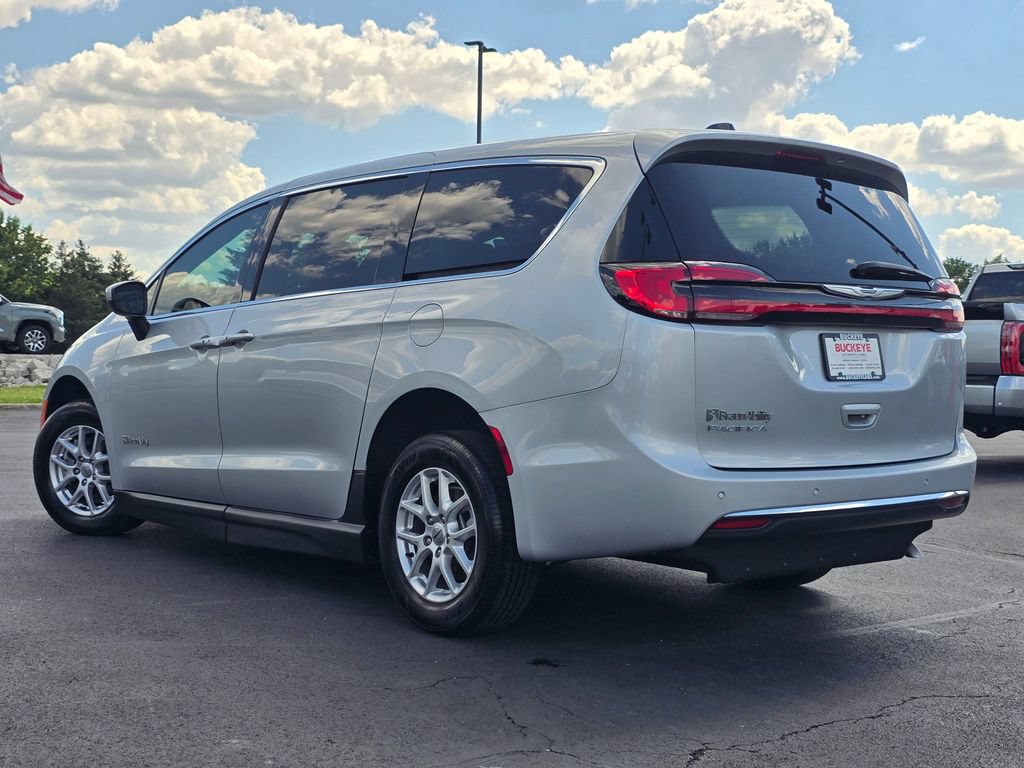 Used 2023 Chrysler Pacifica Touring-L FWD image 6