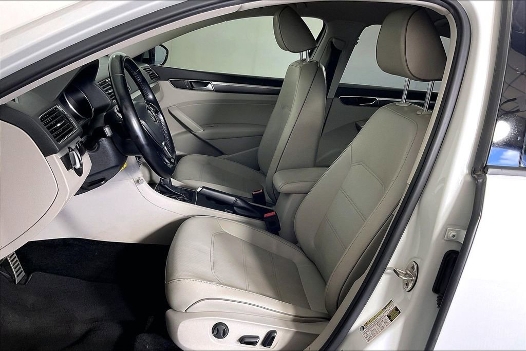 Used 2018 Volkswagen Passat 2.0T R-Line FWD image 32