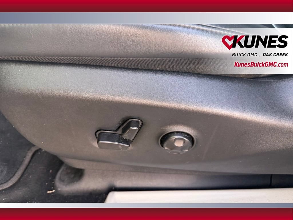 Used 2023 Chrysler Pacifica Touring-L FWD image 12