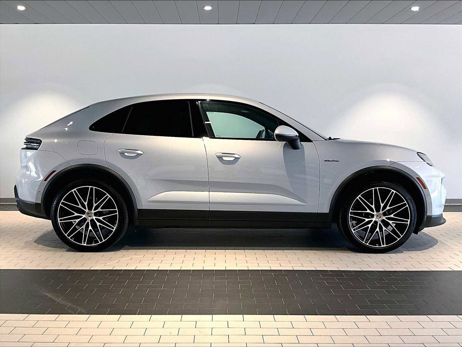 New 2024 Porsche Macan 4 Electric image 8