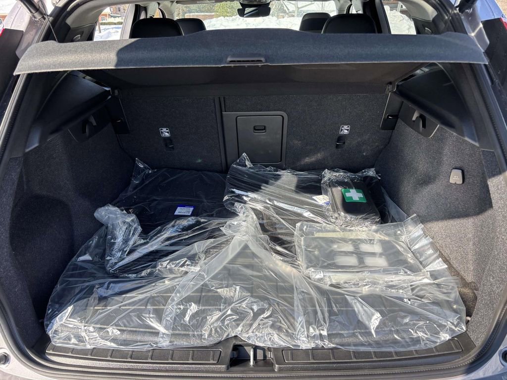 New 2026 Volvo XC40 B5 Ultra w/ Protection Package Premier image 9