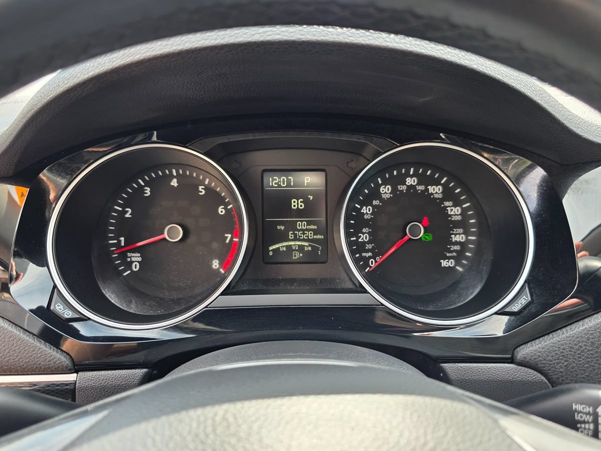Used 2015 Volkswagen Jetta SEL FWD image 30