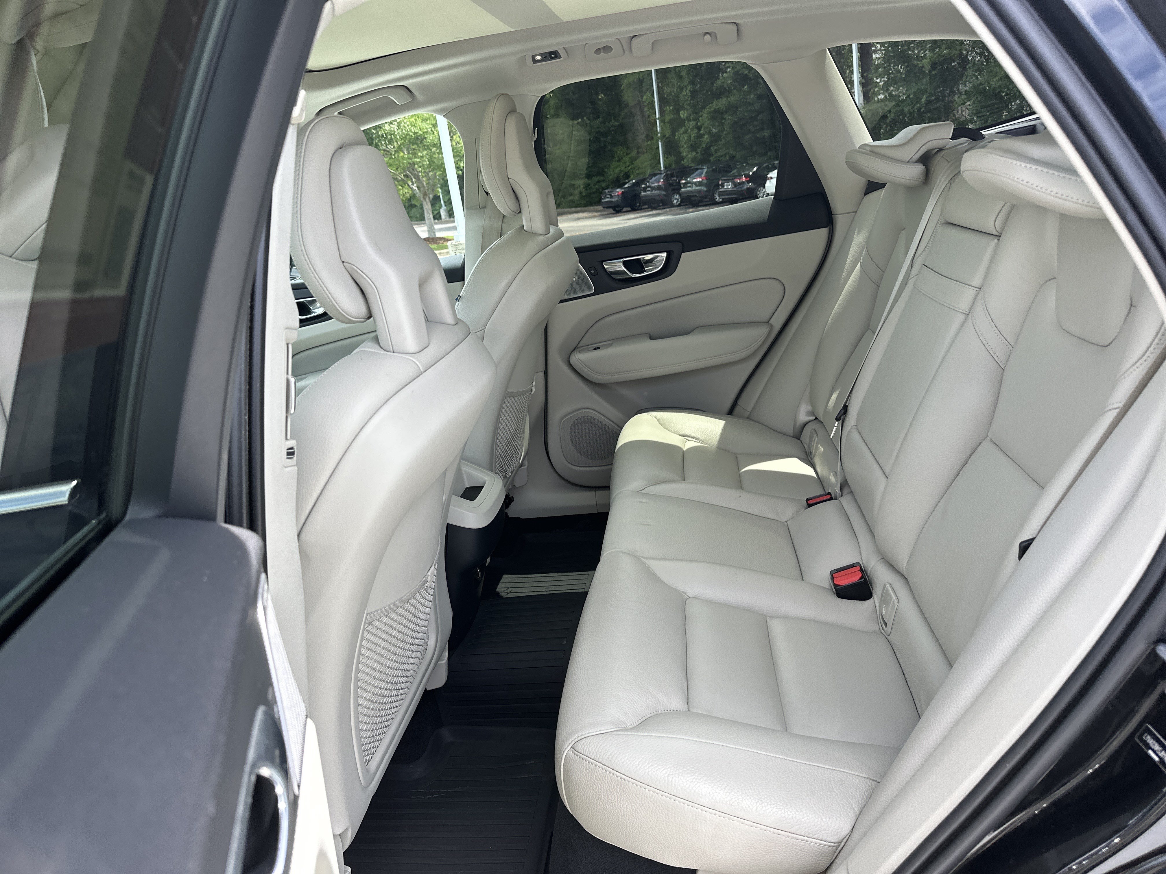 Used 2018 Volvo XC60 T6 Momentum w/ Convenience Package AWD/4WD image 31