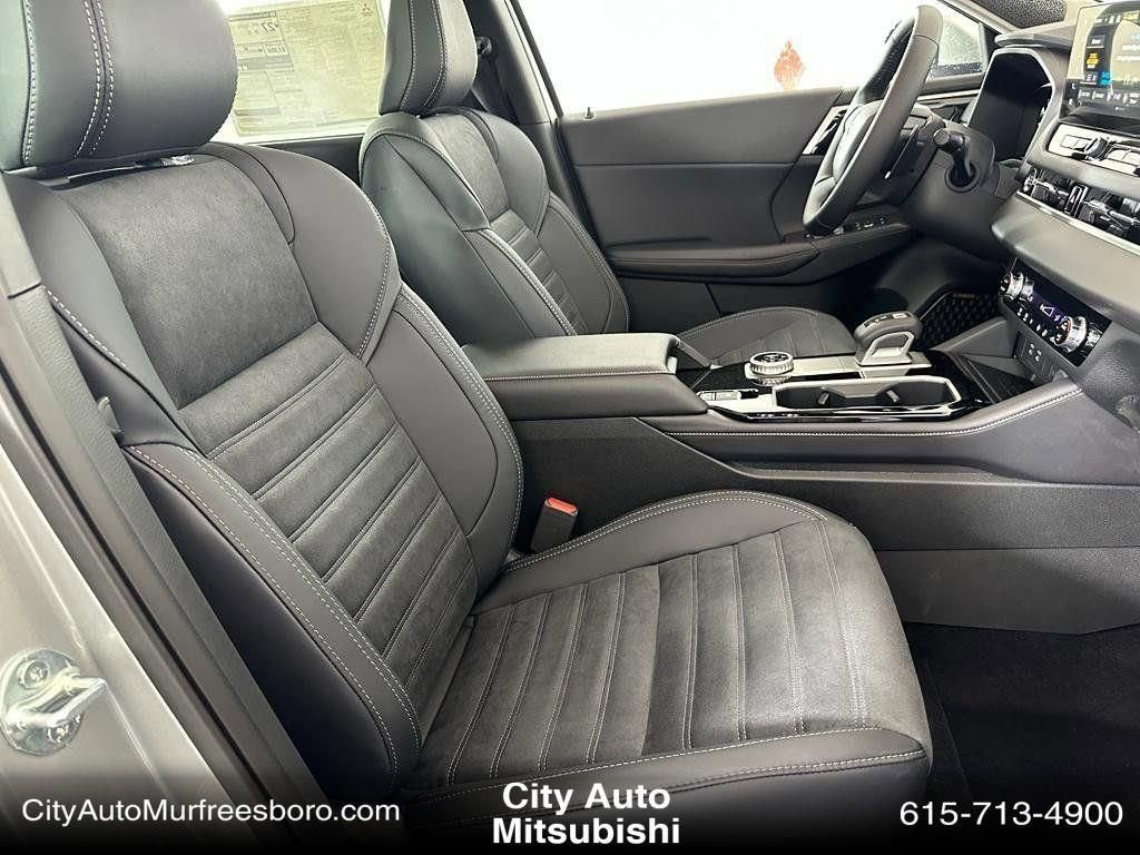 New 2025 Mitsubishi Outlander SE image 43