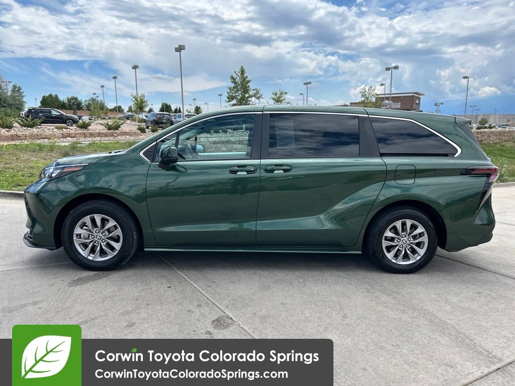 Used 2025 Toyota Sienna LE FWD image 4
