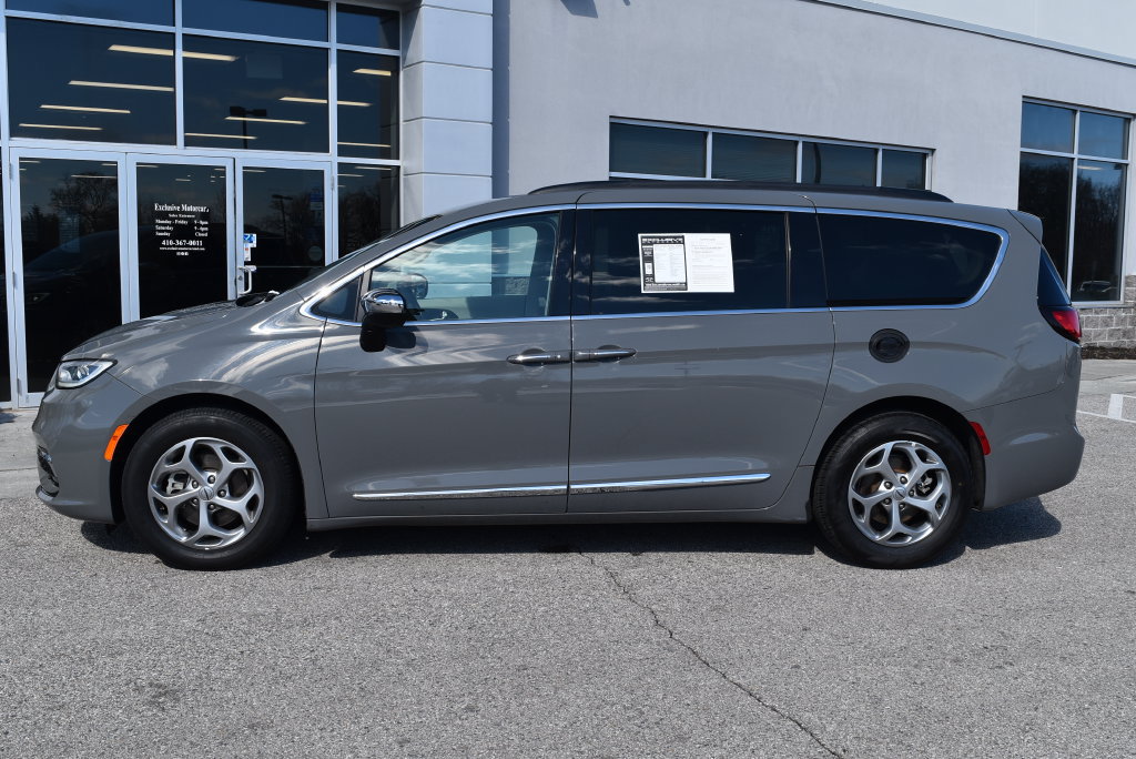 Used 2023 Chrysler Pacifica Limited FWD image 4