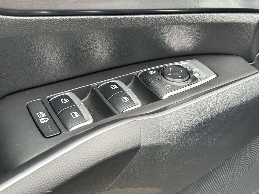 Used 2023 Kia Sorento S w/ Panoramic Sunroof Package image 16