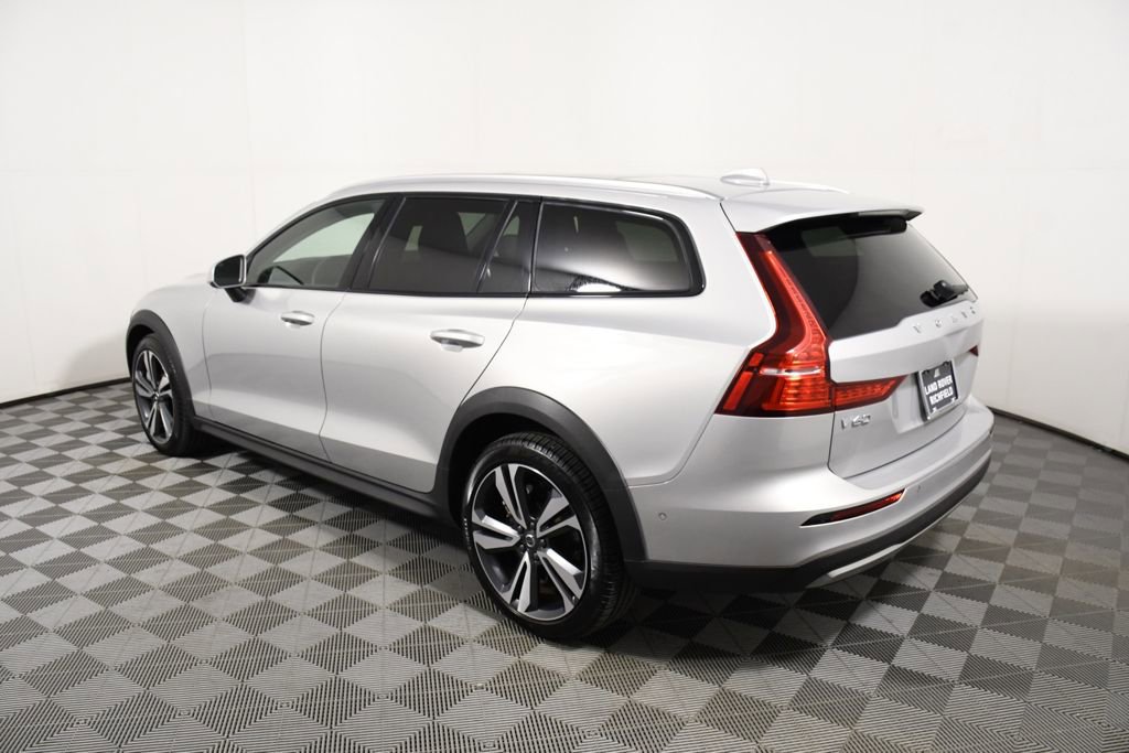 Used 2025 Volvo V60 B5 Cross Country Plus AWD/4WD image 3