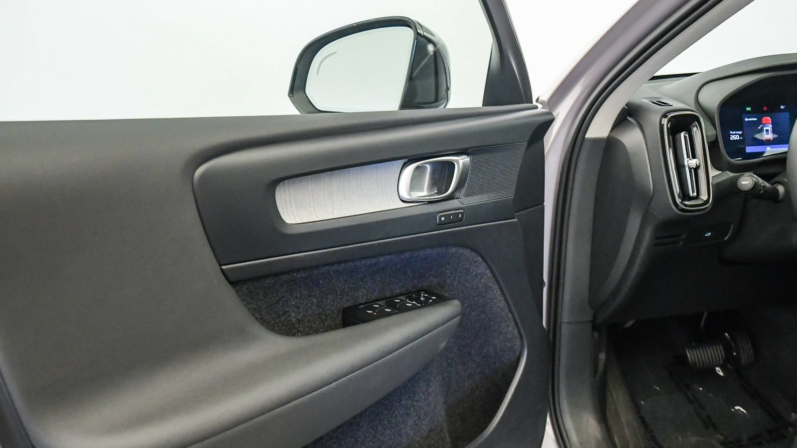 Certified 2026 Volvo XC40 B5 Plus AWD/4WD image 27