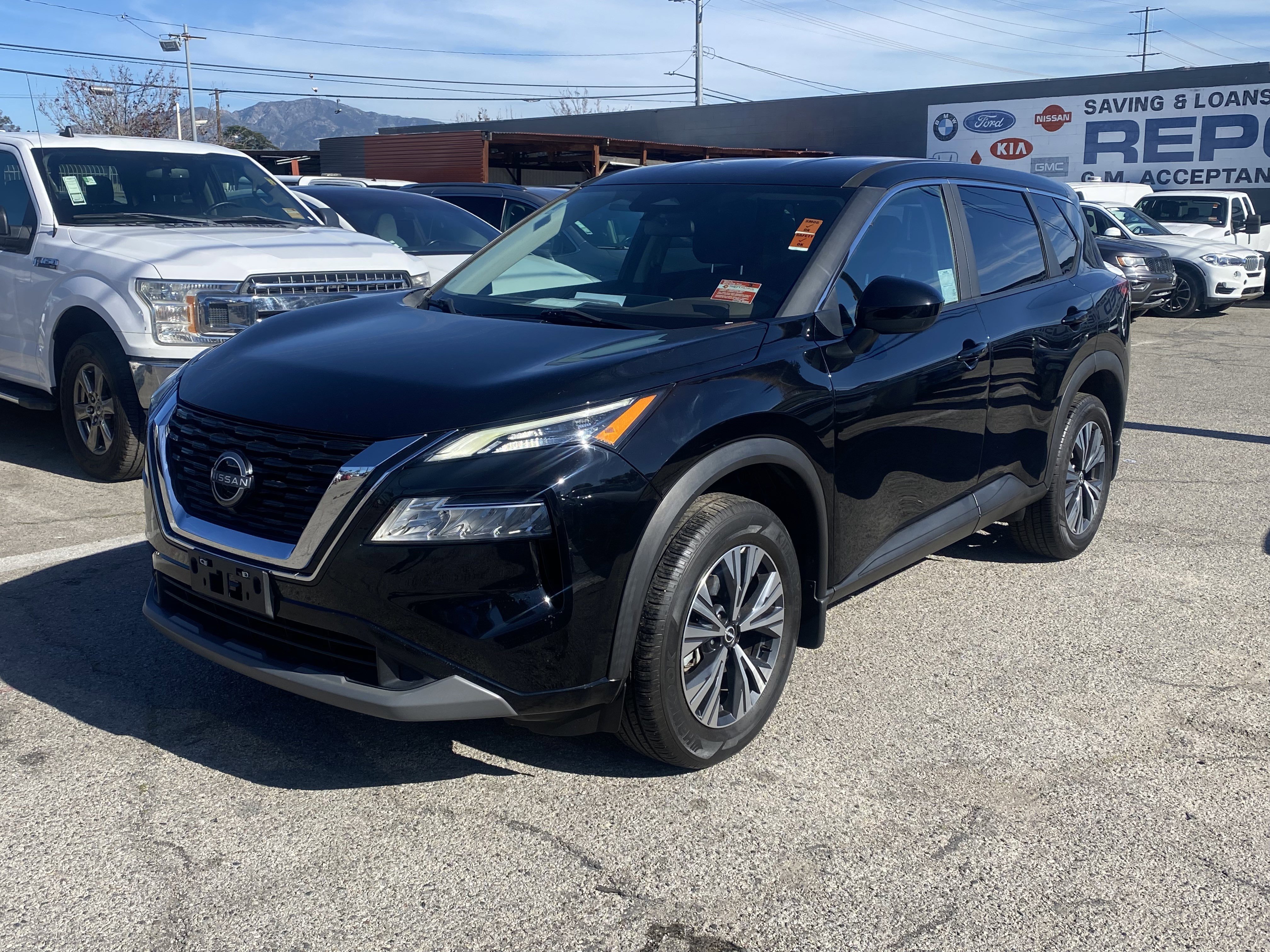 Used 2023 Nissan Rogue SV image 2