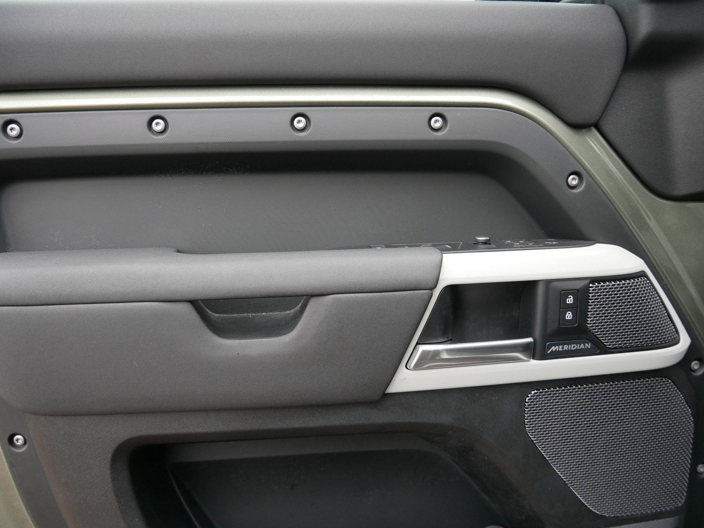 Used 2020 Land Rover Defender 110 SE image 13