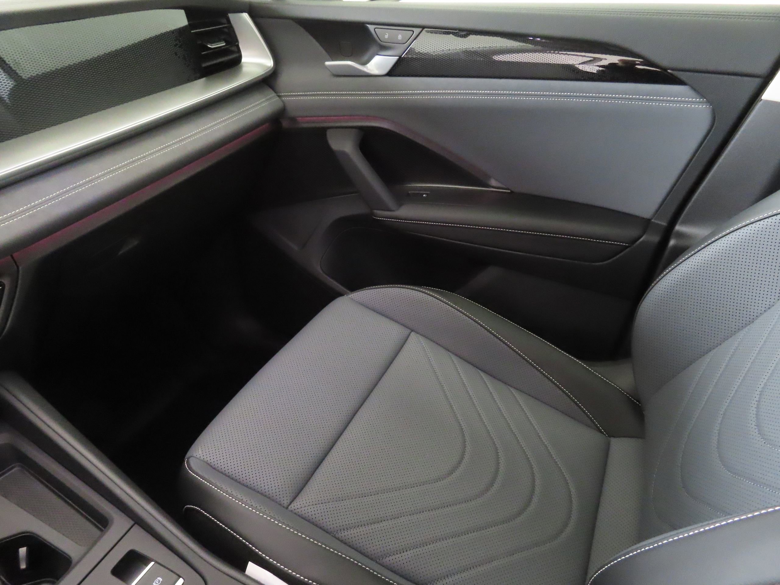 New 2026 Volkswagen Tiguan SE FWD image 19