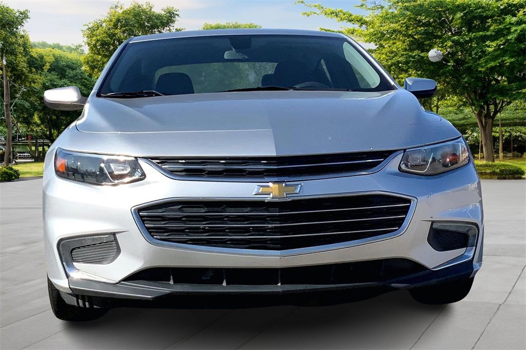 Used 2017 Chevrolet Malibu LT image 2
